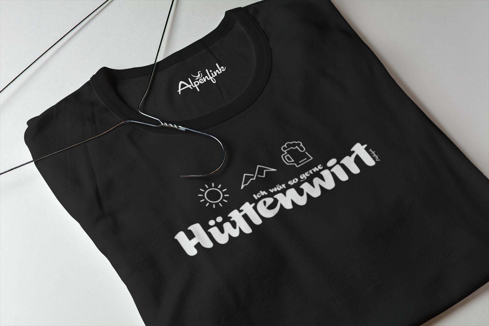 Detailansicht schwarzes Herren Bio T-Shirt mit Hüttenwirt Motiv