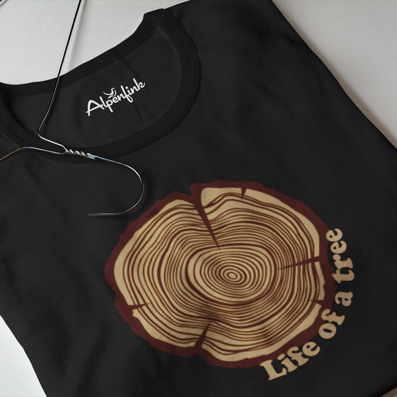 Detailansicht schwarzes Herren Bio T-Shirt mit Life of a Tree Motiv