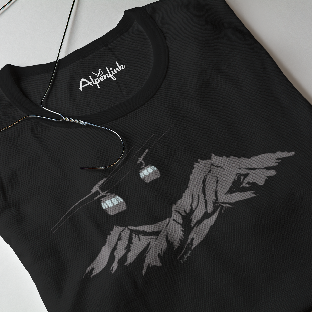 Detailansicht schwarzes Herren Bio T-Shirt mit 4er Gondel Motiv