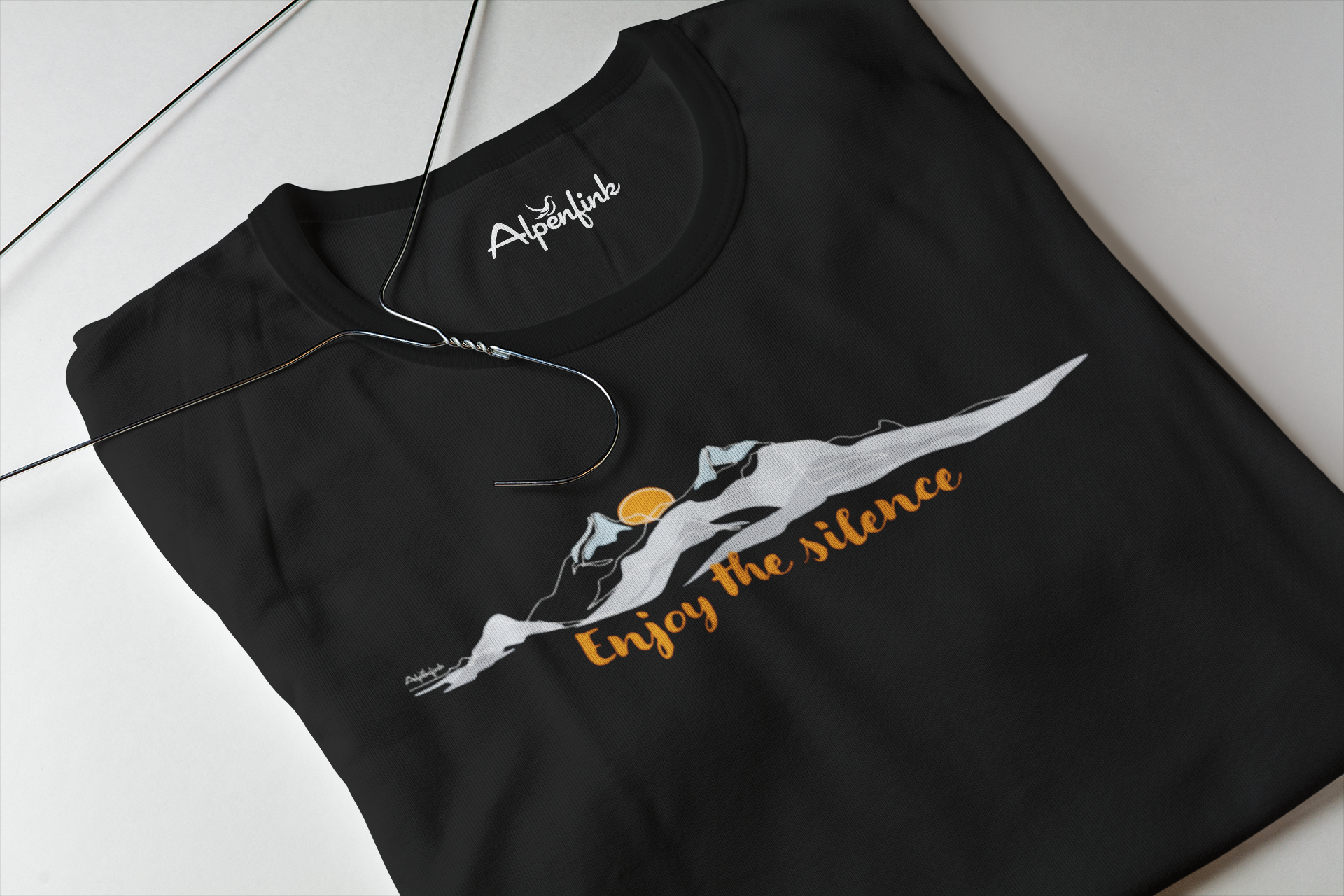 Detailansicht schwarzes Herren Bio T-Shirt mit Enjoy the Silence Bergmotiv