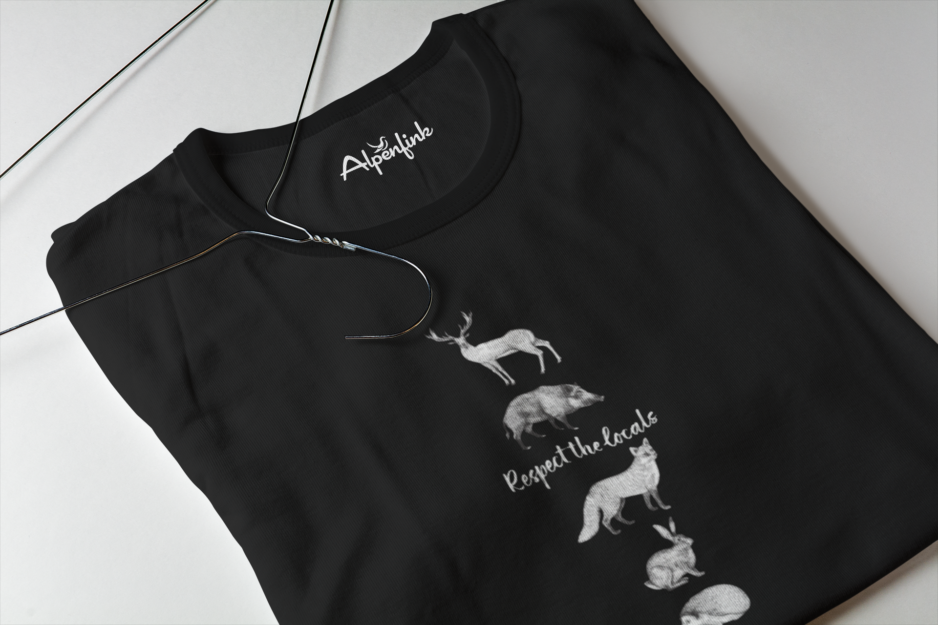 Detailansicht schwarzes Herren Bio T-Shirt mit Respect the locals Waldtier-Motiv