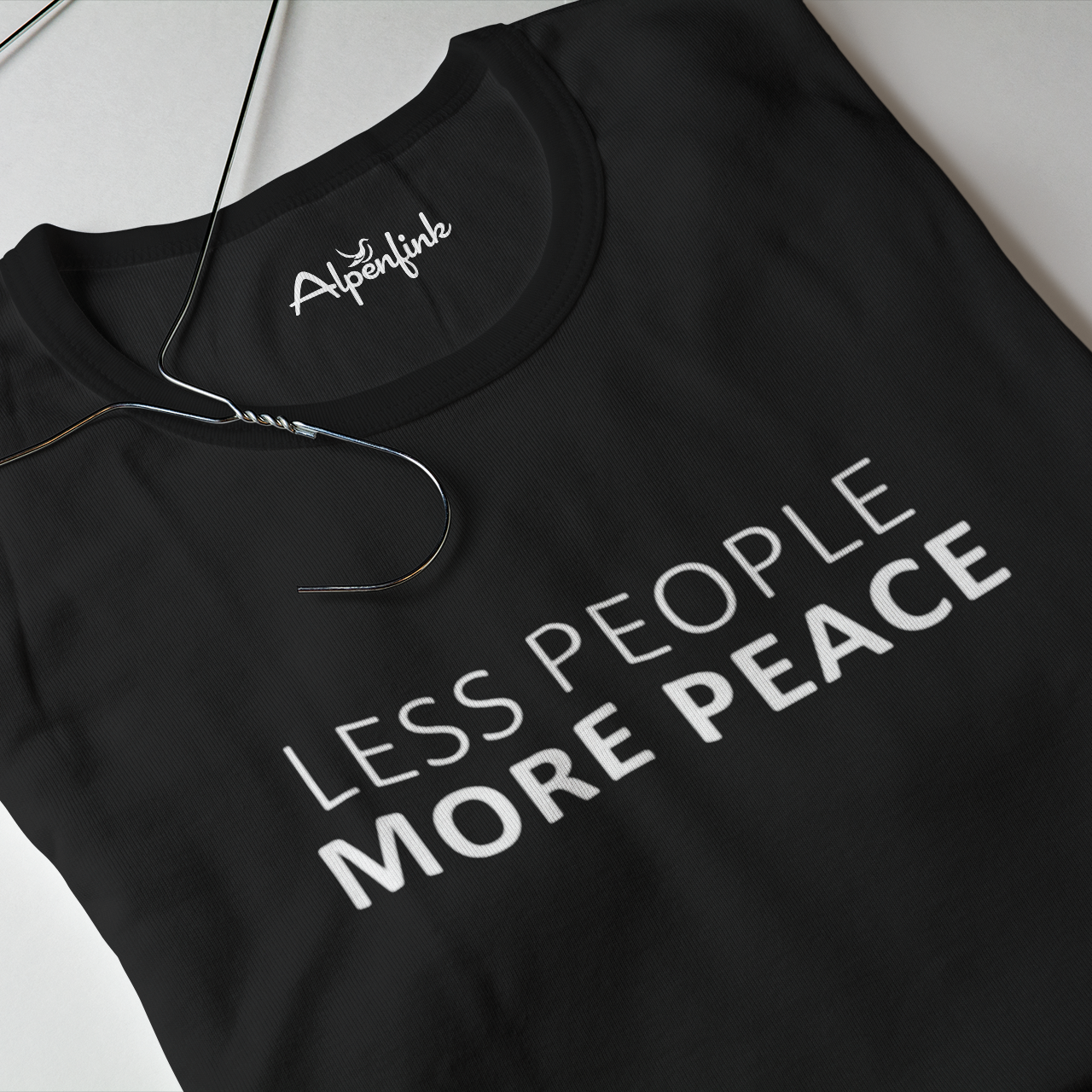 Less People-More Peace – Angenehm weiches Unisex Shirt